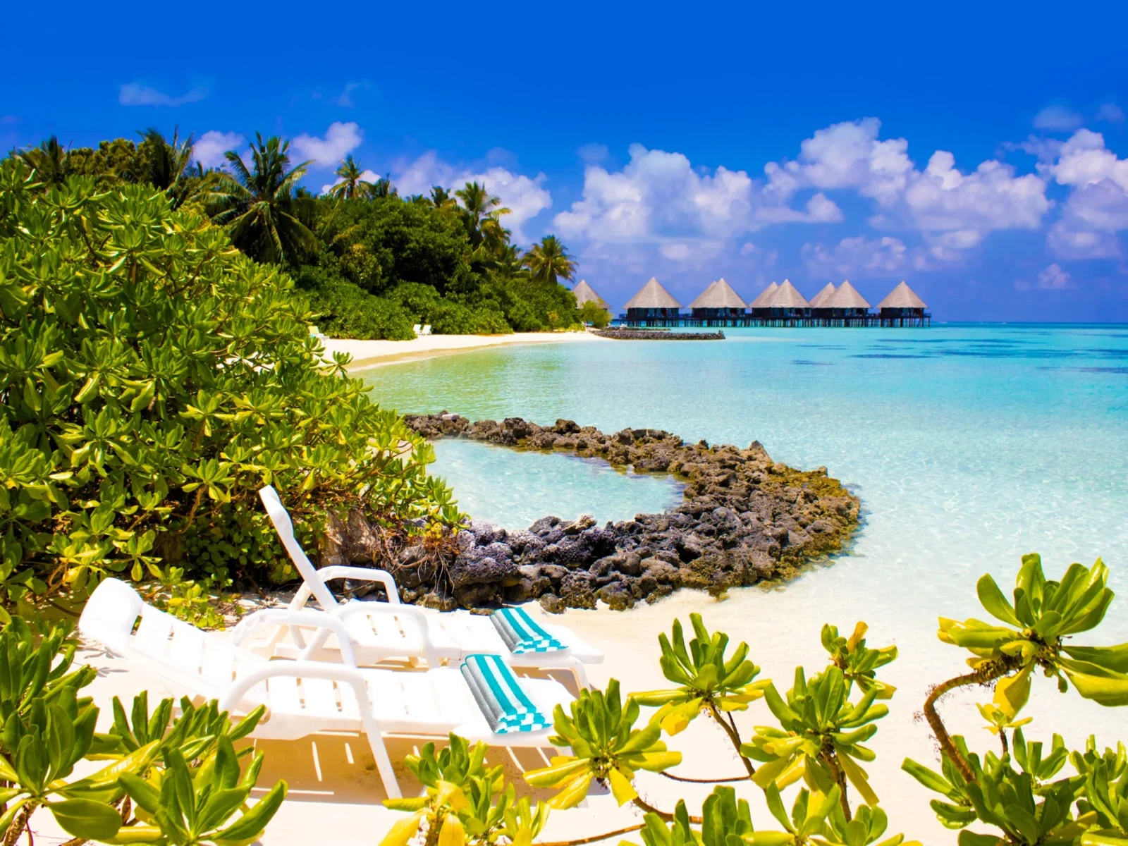 Maldives-Rangali-sunbeds and cottage above sea