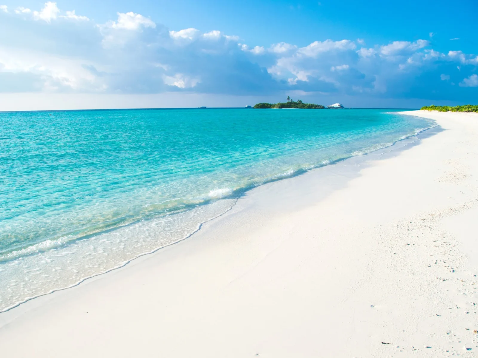 Maldives-Rasdhoo -white sandy beach