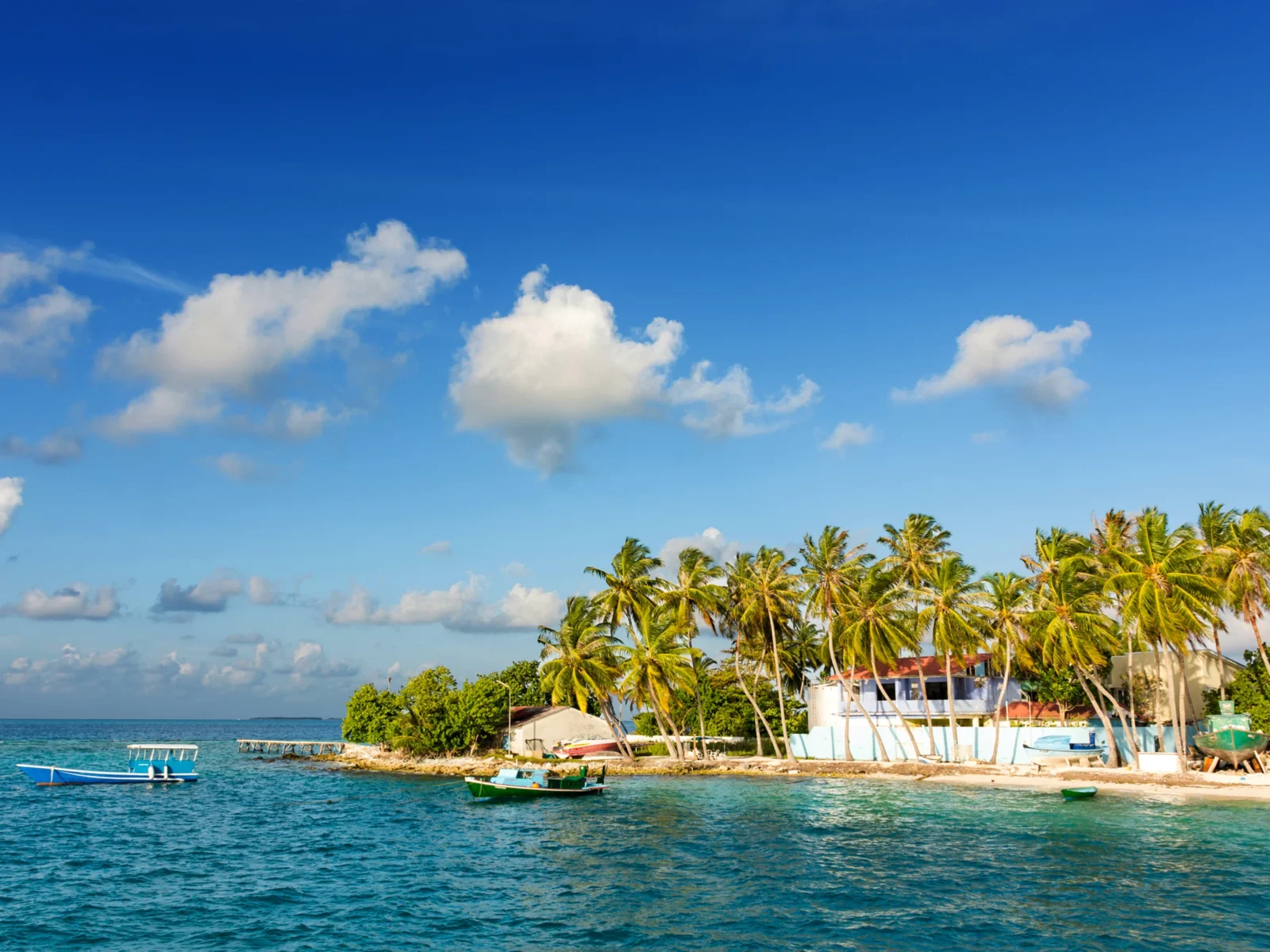 Maldives-Thulusdhoo-Peaceful village near the sea