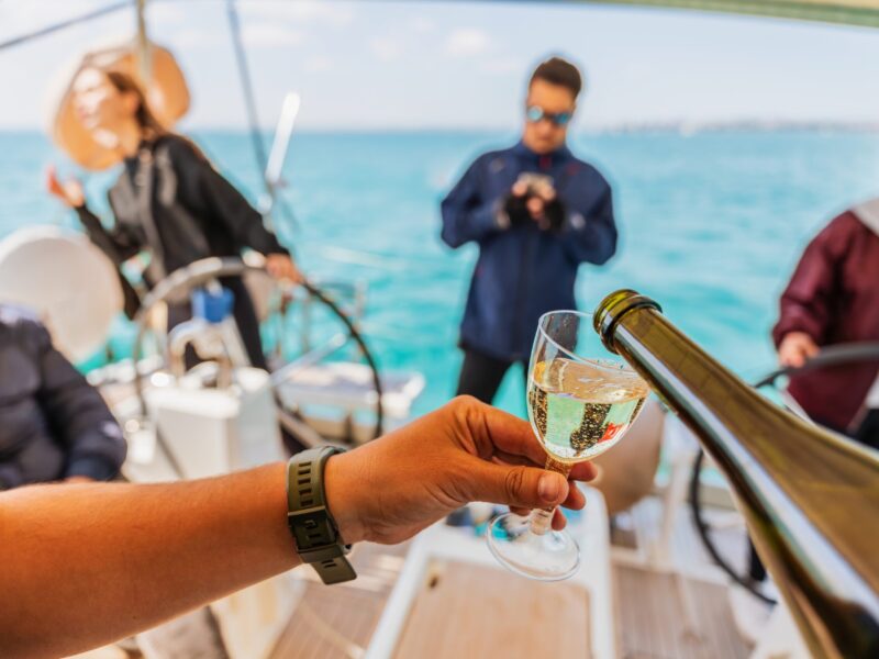 Pouring,Bubbling,Glass,Of,Champagne,In,A,Luxury,Yacht.